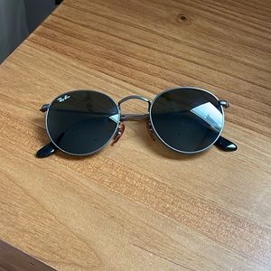 Unisex Black Circular Ray-Ban Sunglasses